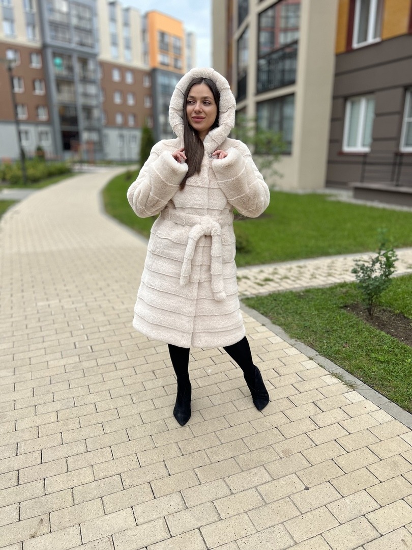 Экошуба прямого фасона с капюшоном из бежевого меха под норку